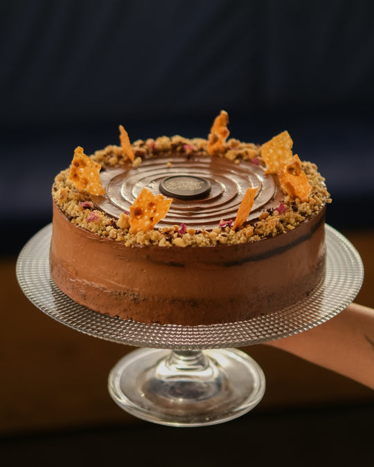 Hazelnut Crunch chocolate cake -  كيكه كامله التشوكليت و البندق المقرمش