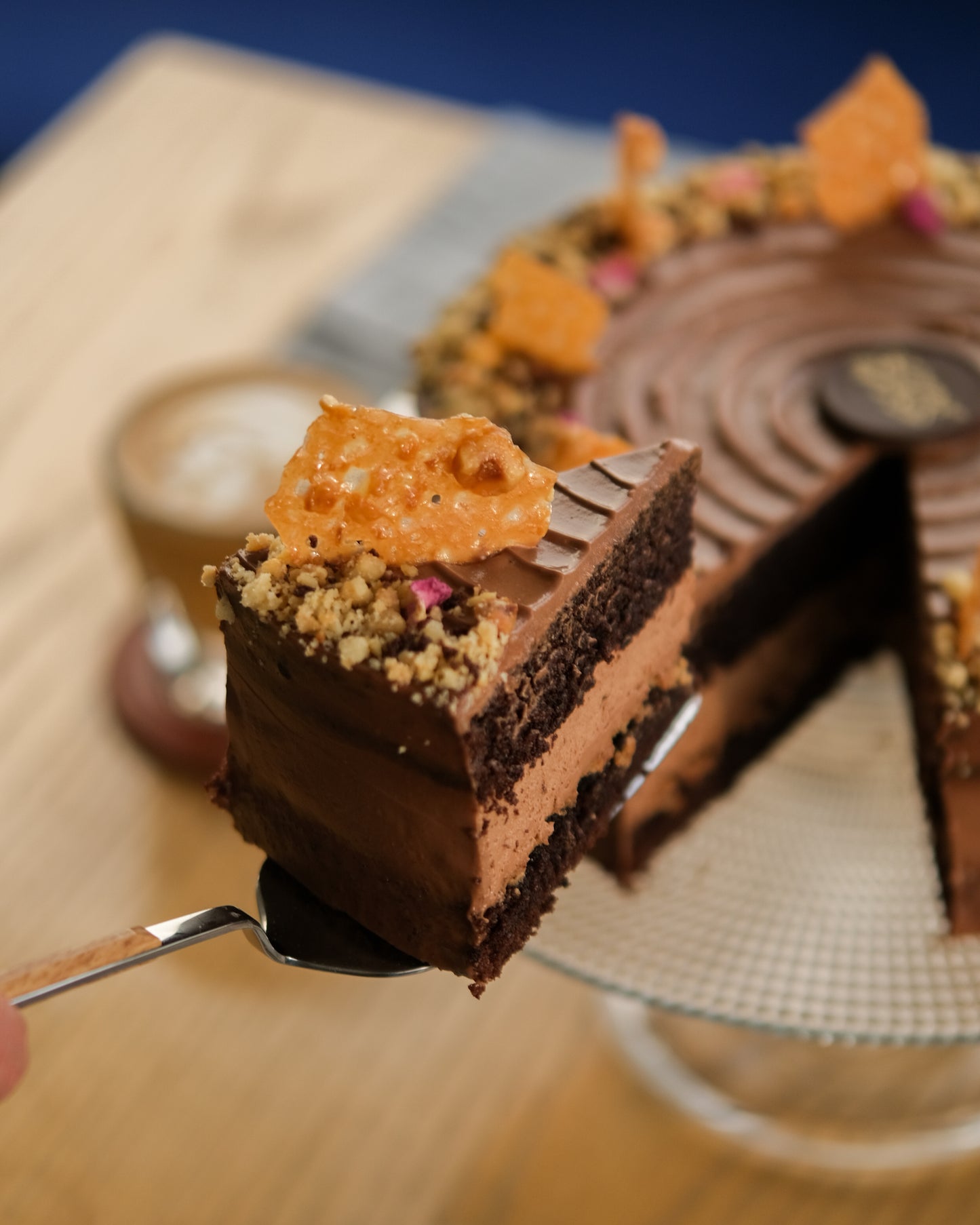 Hazelnut Crunch chocolate cake -  كيكه كامله التشوكليت و البندق المقرمش